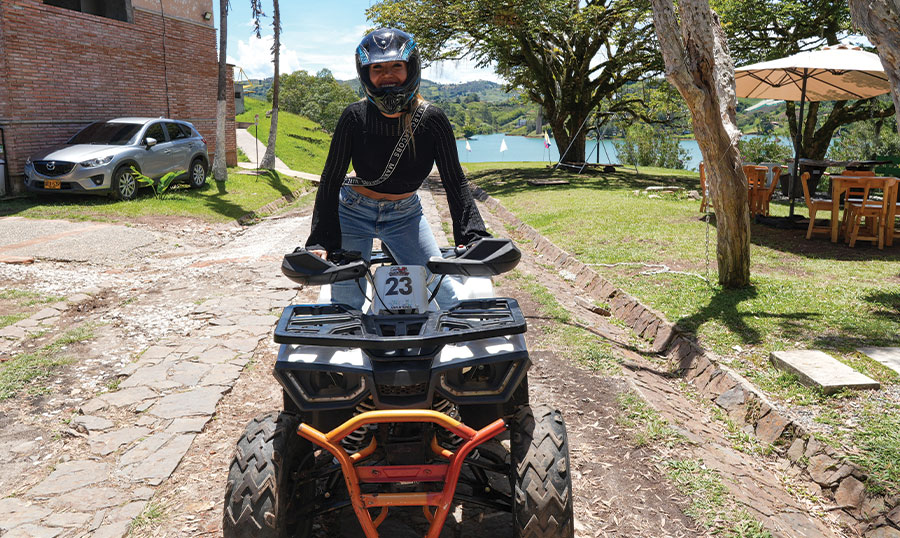 Cuatrimotos en Guatapé aventura y diversión CON guatape trtavel